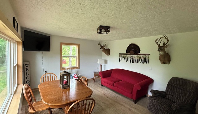 Charming 3-bedroom farmhouse in tranquil Mountain Grove.