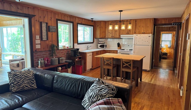 Charming 3-bedroom cottage in lovely Magog area with AC. in Canton de Stanstead