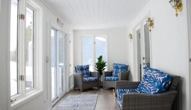 Charming and spacious, 4 bed, 2 bath, lakefront cottage in Gooderham