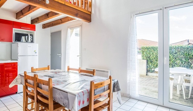 Charming Beachside House with Pool and Parking Near Surf and Amenities in Biscarrosse Plage