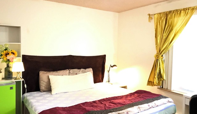 Charming bed & breakfast in delightful Renton King Size Bed Room with WiFi
