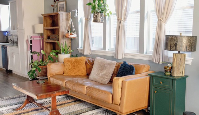 Charming Blue Retreat with gym, EV, king bed