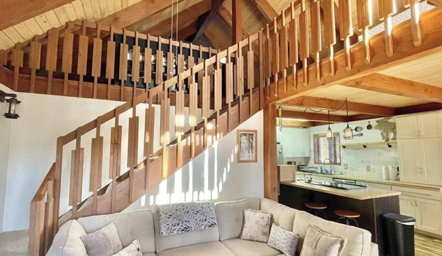 Charming cabin with partial lake view, private hot tub and music room