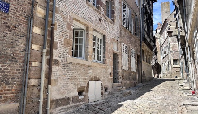 Charming Central Studio with Terrace, Near Historical Sites, Fully Equipped, Sleeps 2, Free Wi-Fi in Moulins