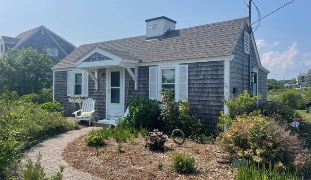 Charming Cottage, Steps From Craigville Beach.