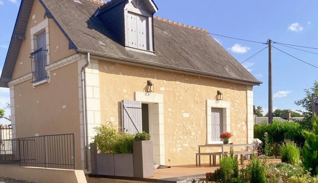 Charming Cottage with Modern Amenities, Large Garden, and Terrace in Scenic Touraine in Saint-Aubin-le-Dépeint