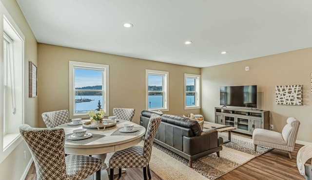 Charming Liberty Bay condo with bay views, high-speed WiFi, & washer/dryer