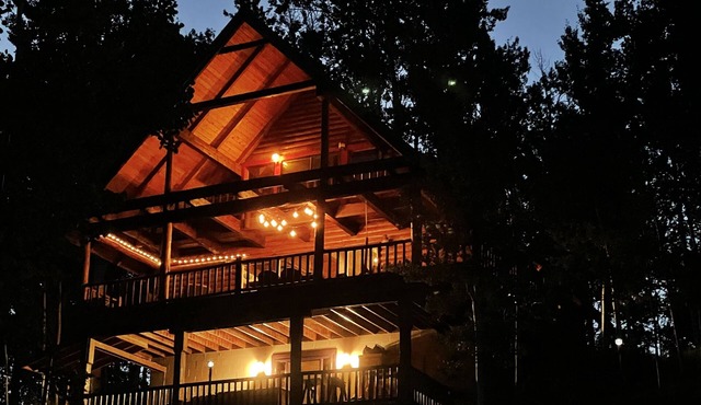 Charming log cabin with spectacular views of the valley. Comfy and cozy.