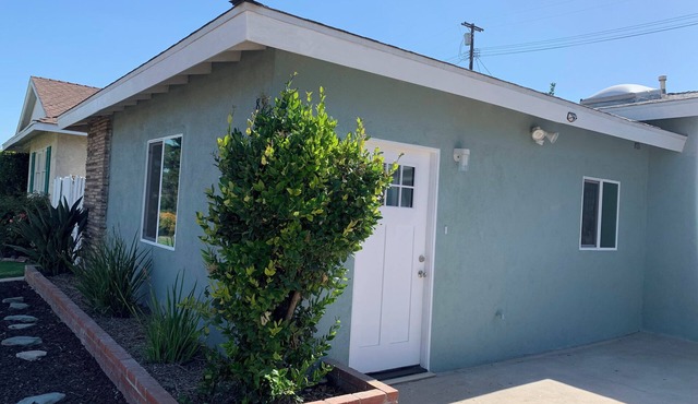 Charming New studio with WiFi and AC in delightful Northridge