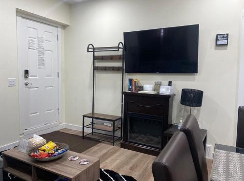 Charming Oasis Tranquil Suite 8 min Airport, AC