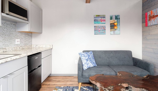 Charming tiny home with WiFi in Valdez. Perfect for 2!