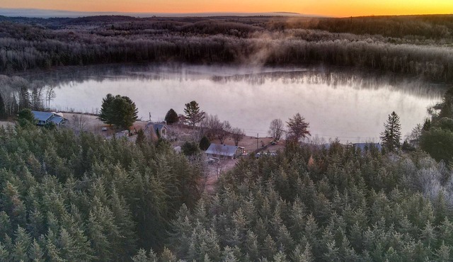 Charming waterfront cottage - pets welcome! in Cayamant