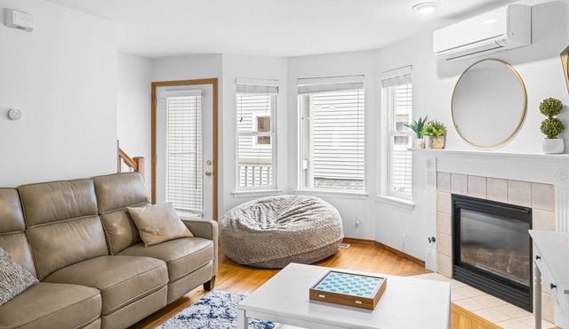 Cheerful 3-bedroom townhouse with parking. 5 min walk to light rail.