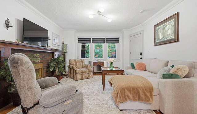 Chic 2BR With Workspace - 2-Min Walk to Beach in Toronto
