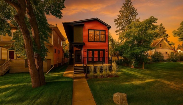 Chic Hideaway - King Bed - Fireplace - Garage - AC - DT and WEM in Edmonton