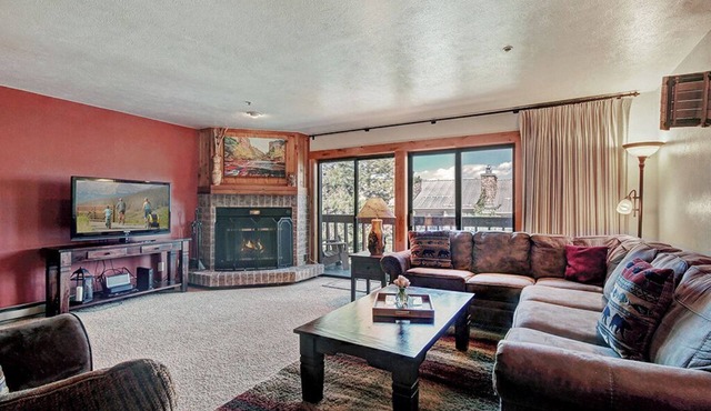Cimarron 301, Cozy 2BR condo in Breckenridge, perfect for mountain getaways.