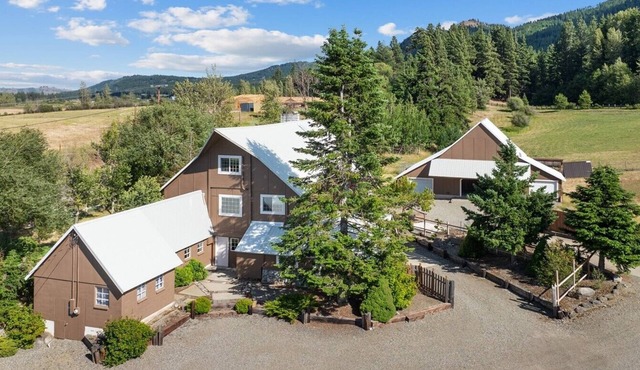 Cle Elum Flower Farm! Updated, Spacious Farmhouse, with AC and WIFI