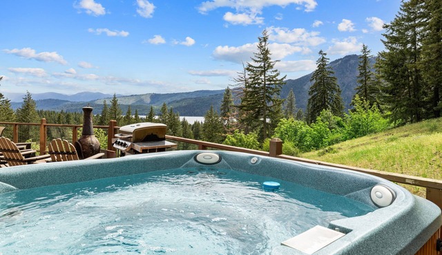 Cle Elum Lake Cabin w/Hot Tub & Game Room