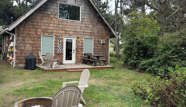 Coastal Cottage Retreat ~ Walk to the Beach