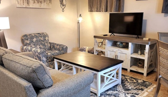 Comfortable 2 Bedroom Apt Algiers Point