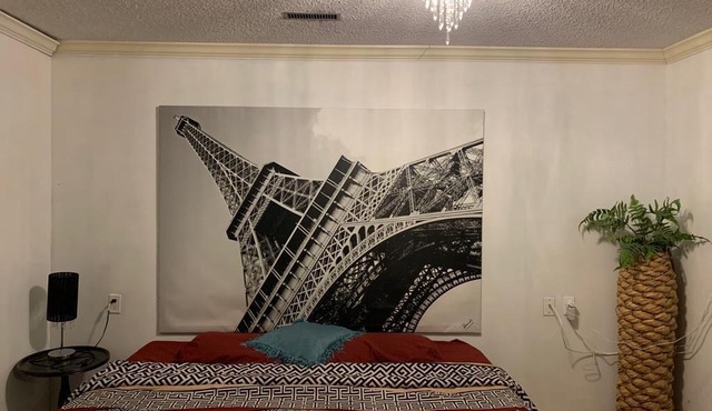 Comfortable Downtown Maple Ridge Home sleeps 12 guests