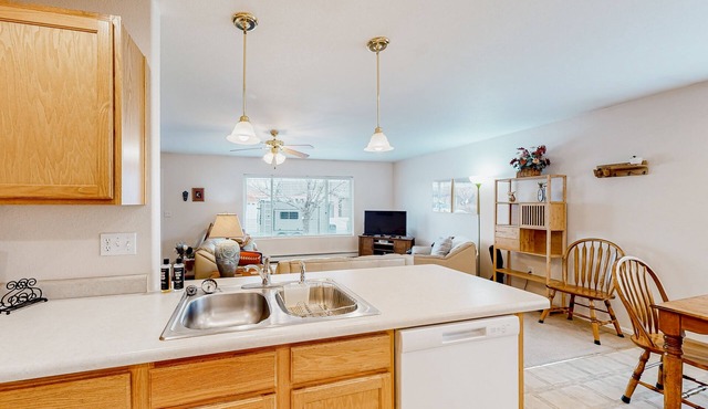 Comfortable retreat with open layout, mountain views, enclosed yard, grill, & AC