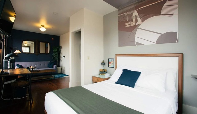 Commodore Hotel