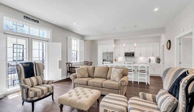 Condo on St. Charles - Streetcars, Parking, Pool!