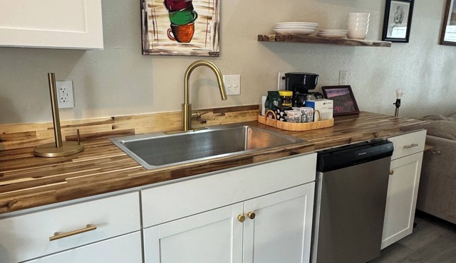 Cozy 2-bedroom condo in charming Anchorage with AC
