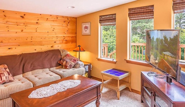 Cozy 2BR Cabin Near Beach with Deck and Fireplace