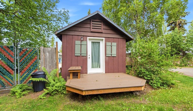 Cozy Anchorage Cabin, Full Kitchen & Deck