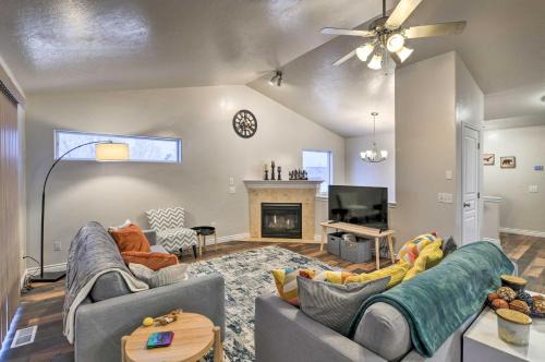 Cozy Anchorage Townhome < Half Mile to Jewel Lake!