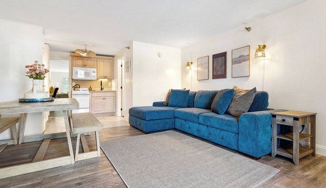 Cozy and Convenient Retreat! King Bed, 2 BA, Pools, AC, walk to everything!