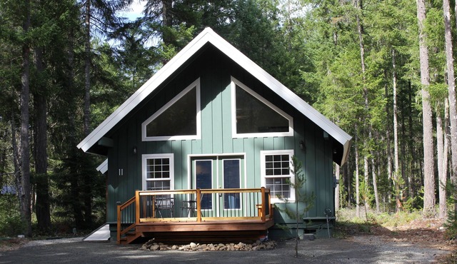 Cozy Bears Den Cabin just off Lake Kokanee