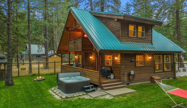 Cozy cabin, dogs ok, hot tub, & fireplace