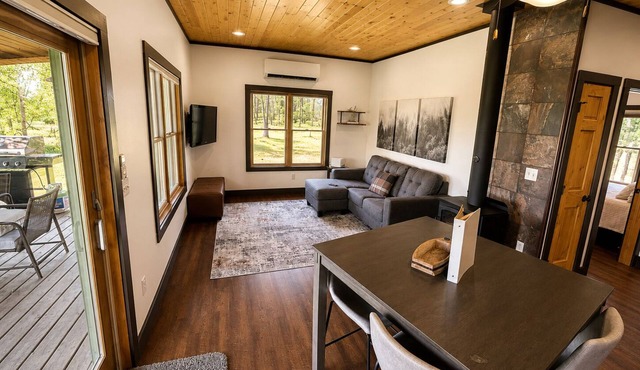Cozy Cabin on Private Lake! Kayaks, Firepit, Fishing! Relaxing. Pet Friendly.