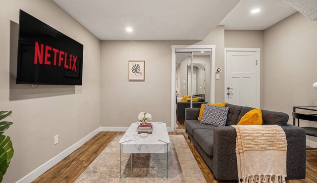 Cozy & Comfortable 2 Bedroom Suite, Mins to Airport, NW Calgary.