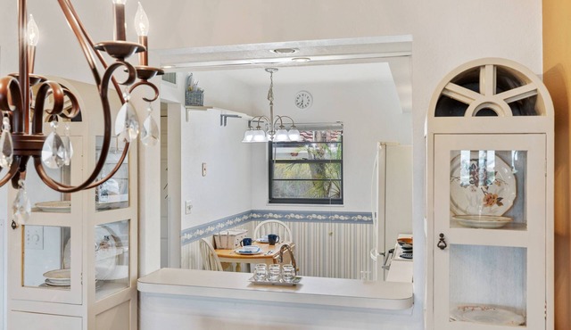 Cozy Condo Leave the hustle and bustle behind and stay in comfort and quiet. Pool and Tennis.