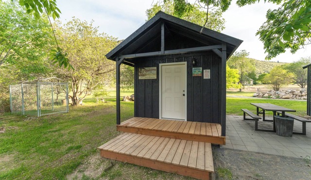 Cozy King Cabin Retreat at Pirates Cove | River Access + Bathhouse
