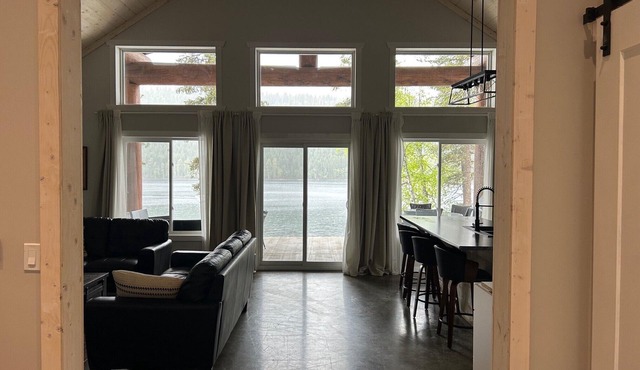 Cozy Lakefront Post and Beam Home, pet friendly, public boat launch,