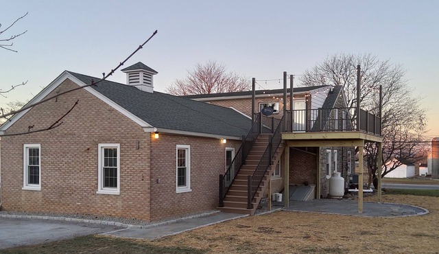 Cozy Loft w/ outside deck, wicker furniture / minutes to Kitchen Kettle
