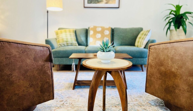Cozy Mid Century Modern 2BR King/Queen Bed 1Bath