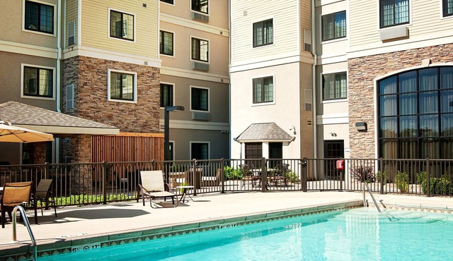 Cozy Queen Studio w/Free Breakfast, Gym & Pool