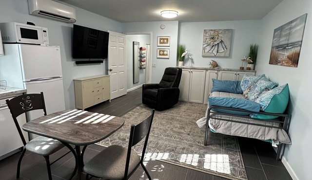 Cozy, quiet studio apartment, excellent for traveling professionals!