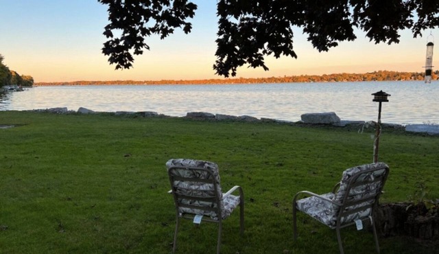 Cozy Rustic Charm: Your Perfect Lakeside Cottage Getaway in Little Britain