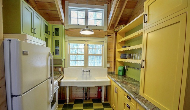 Cozy, unique cottage, #2, just minutes from Saugatuck