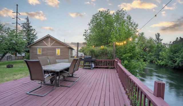 Cozy Waterfront Retreat with Hot Tub in St. Anthony