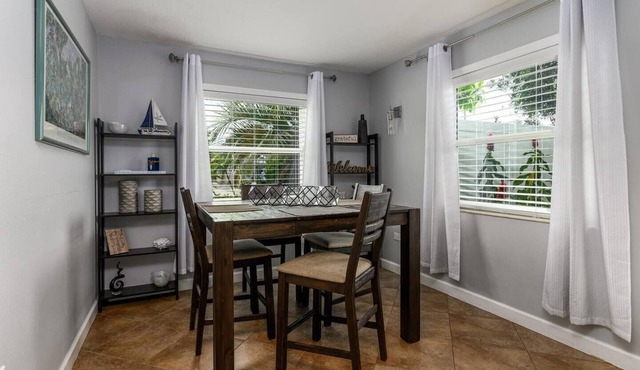 Cozy Well-Equipped Home In The Heart Of South Tampa. Amazing Fenced-in Backyard!