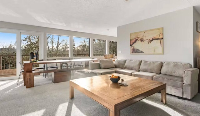 Creekside Charmer w/Kayaks, Fireplace & Deck