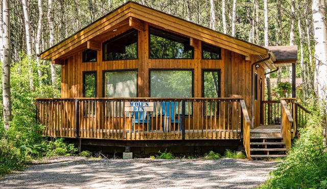 Crowsnest River Chalet - Wolf’s Den in Crowsnest Pass
